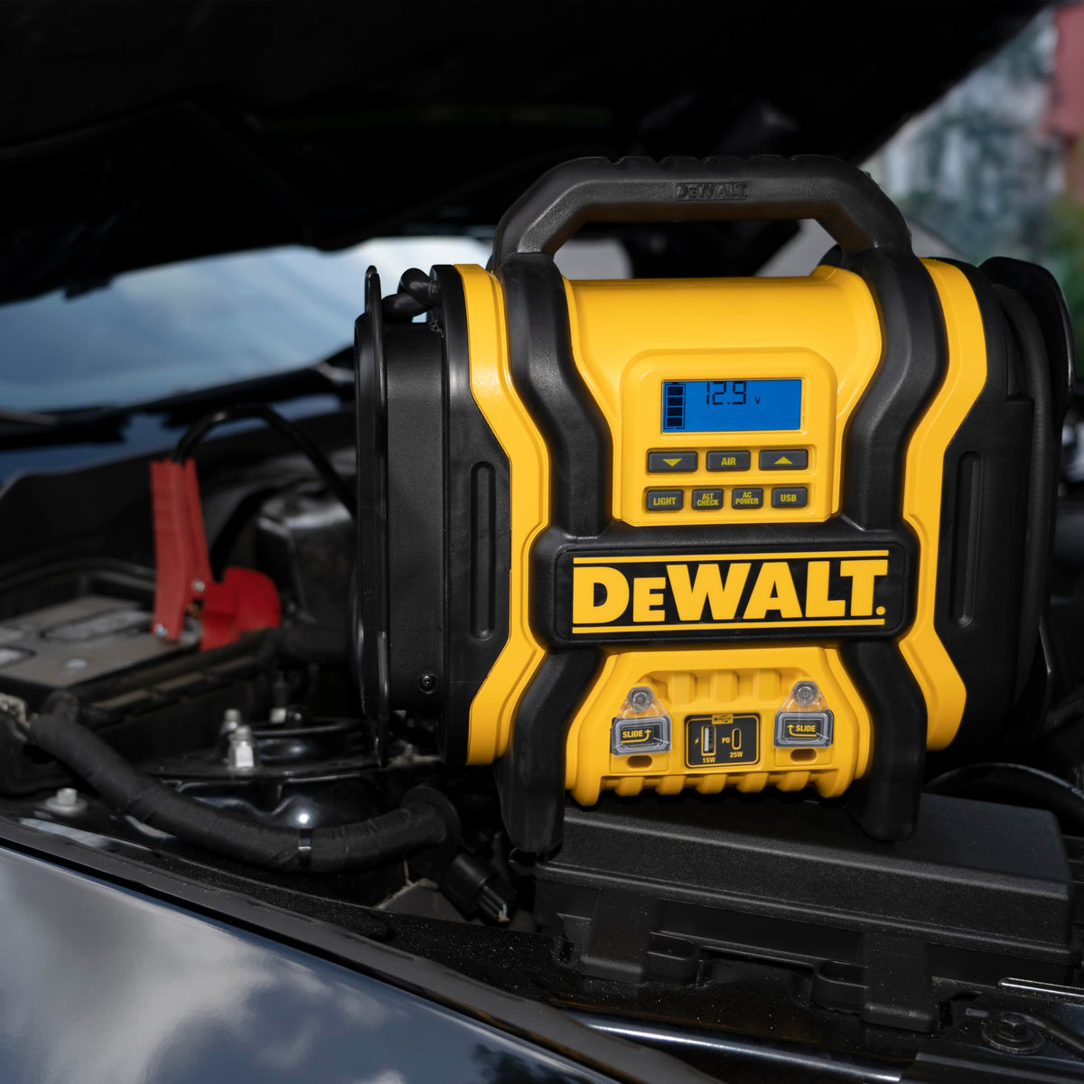 2000 Peak Amp Jump Starter with 120 PSI Air Inflator V573